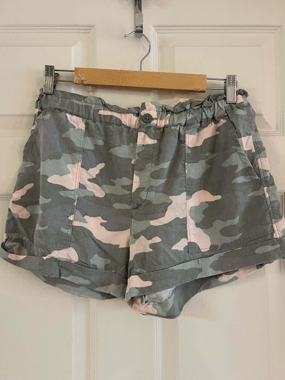 Title:
Aerie Camo Paperbag Waist Shorts Size Medium. Pink & green. EUC!